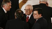 Václav Klaus,(uprostřed) , Mirek Topolánek vlevo) a Alexandr Vondra (vpravo) při druhé volbě prezidenta republiky