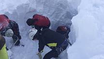  Pět lyžařů, kteří v sobotu v Tyrolsku zahynuli pod lavinou, byli čeští občané, dnes to ráno potvrdila mluvčí českého ministerstva zahraničí Irena Valentová.