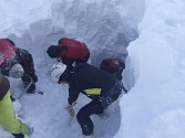  Pět lyžařů, kteří v sobotu v Tyrolsku zahynuli pod lavinou, byli čeští občané, dnes to ráno potvrdila mluvčí českého ministerstva zahraničí Irena Valentová.