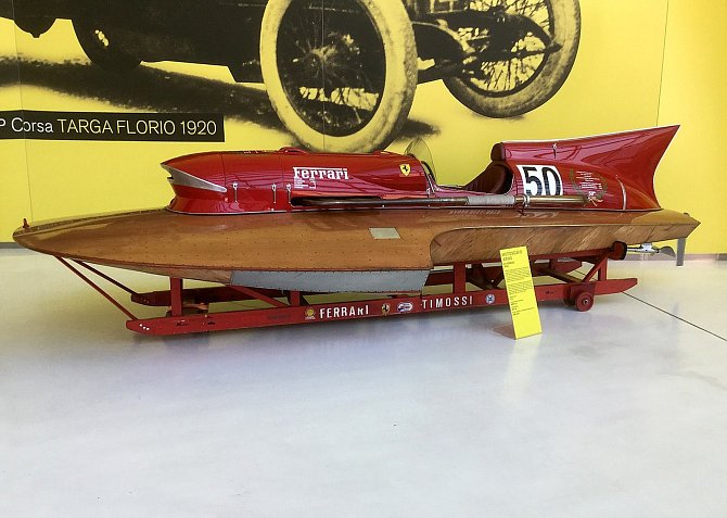 Rekordní závodní člun Arno XI - Ferrari na jedné z výstav.