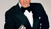Roger Moore jako James Bond