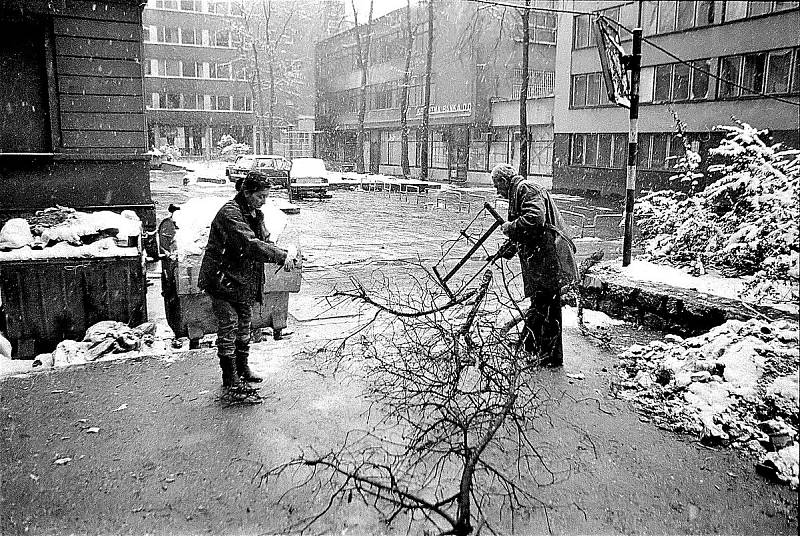 Sarajevo. Obležení obyvatelé sbírají palivové dříví v kruté zimě roku 1992