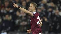Fotbalista West Hamu Tomáš Souček se raduje ze svého gólu, který dal Brightonu.