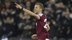 Fotbalista West Hamu Tomáš Souček se raduje ze svého gólu