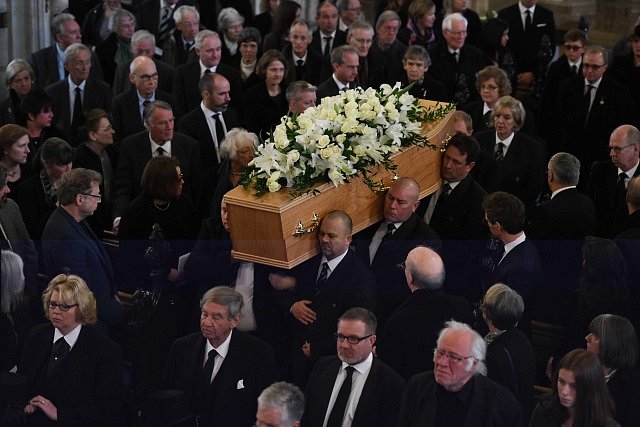 Na pohřeb vědce Stephena Hawkinga.