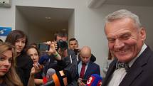 ODS má zatím důvod k radosti. Bohuslav Svoboda čeká netrpělivě na výsledky ve volebním štábu.
