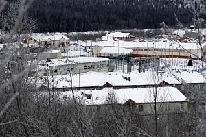 Nápravná kolonie číslo 3 (ruská zkratka IK-3) u vsi Charp šedesát kilometrů za polárním kruhem, zvaná Polární vlk, patří k nejpřísnějším ruským vězením.