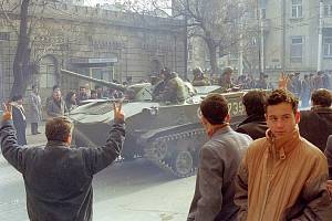 Sovětská bojová vozidla pěchoty v ulicích Baku v lednu 1990