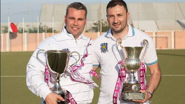 Sharlon Pace (vpravo), prezident Gziry United, s trofejí na Maltě