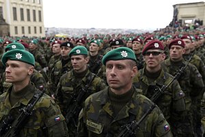 Slavnostní vojenská přísaha na Hradčanském náměstí v Praze