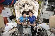 Americké astronautky Christina Kochová (vpravo) a Jessica Meirová na Mezinárodní vesmírné stanici na snímku ze 17. října 2019