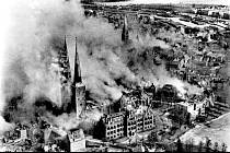 Lübecká katedrála se v důsledku náletu RAF ocitla v plamenech