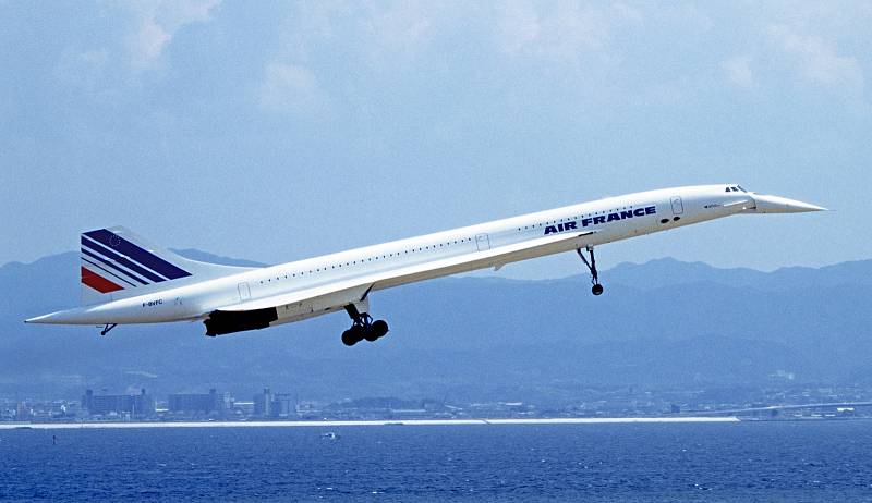 Francouzský Concord při přiblížení na přistání na letišti Kansai v japonské Ósace v roce 1994
