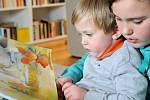 Čtení malým dětem v předškolním věku usnadňuje mluvení. Vědci prokázali, že taková četba ovlivňuje dětský mozek, kde se stimulují oblasti účastnící se na kontrole chápavosti a fantazie.