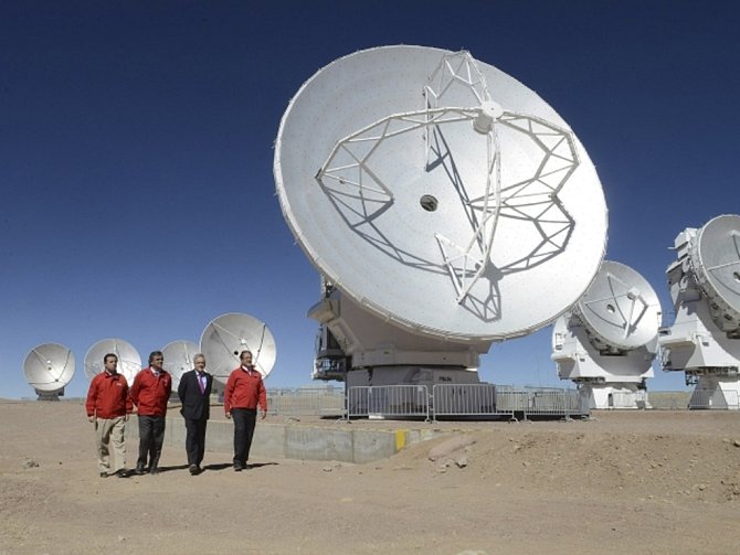 Největší a nejdražší astronomická observatoř světa ALMA v chilské poušti Atacama.