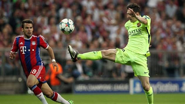 Lionel Messi z Barcelony (vpravo) a Juan Bernat z Bayernu Mnichov.