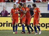 Fotbalisté Chile se radují z gólu proti Panamě.