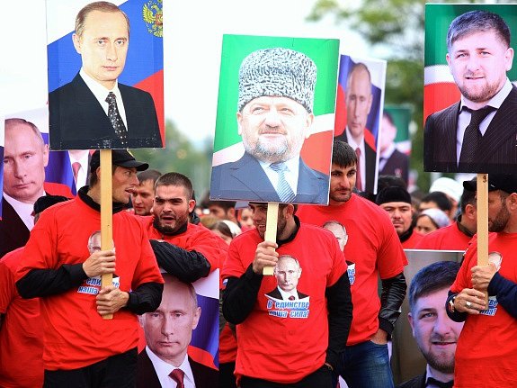 Desetitisíce lidí slavily v ulicích narozeniny prezidenta Putina.