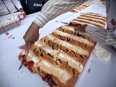 Rekordní tříkrálový koláč, který měřil 1,9 kilometru, upekli pekaři v mexickém hlavním městě.