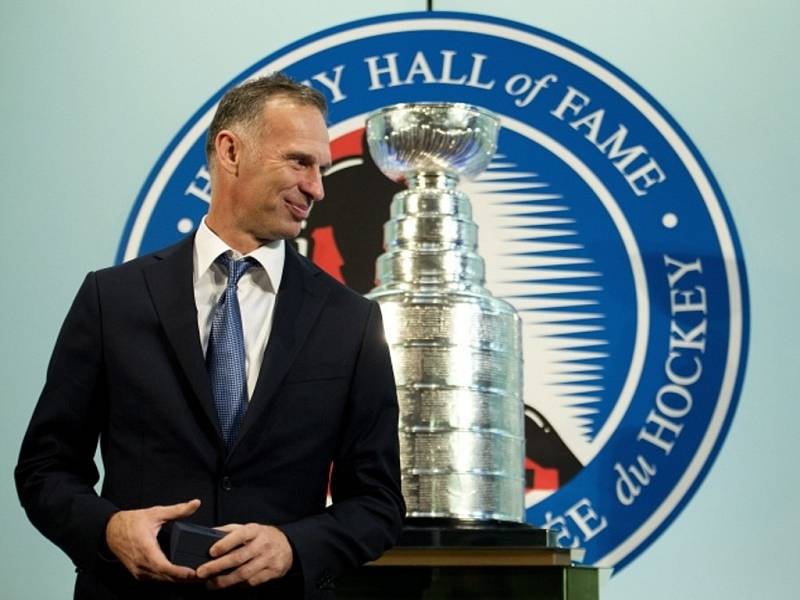Dominik Hašek dostal před uvedením do Síně slávy NHL pamětní prsten