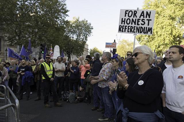Demonstrace v Londýně za druhé referendum o brexitu. Lidé žádali možnost rozhodnout o podobě "rozvodové smlouvy".