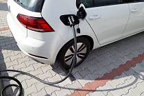 Elektromobil Volkswagen e-Golf, dobíjecí stanice ve Vestci