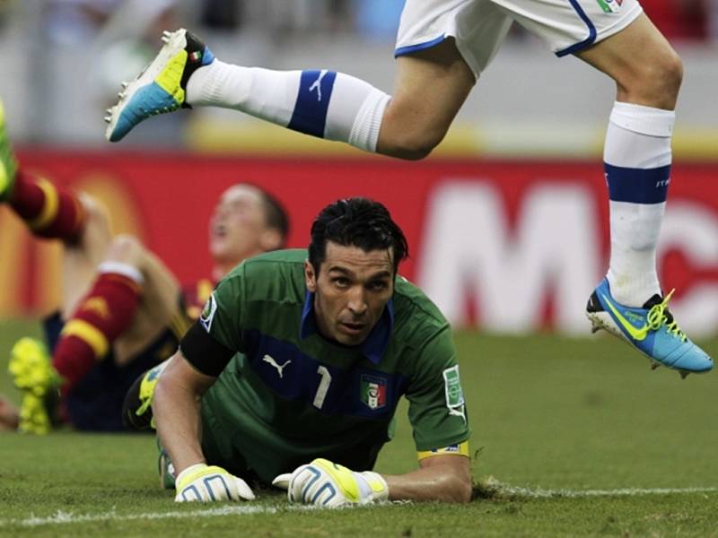 Italský gólman Buffon v semifinále poháru FIFA proti Španělsku.