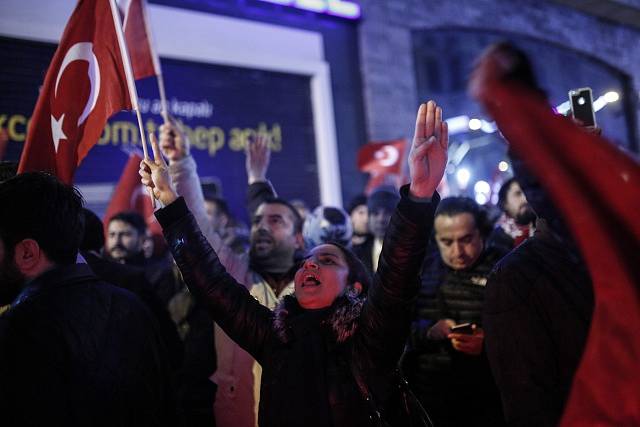 Turci protestovali v Istanbulu před nizozemskou ambasádou. 