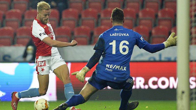 SK Slavia Praha - FC Baník Ostrava, 10. března 2019 v Praze. Zleva Mick van Buren ze Slavie a brankář Ostravy Jan Laštůvka.