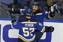 Hokejisté St. Louis Blues Ryan O\'Reilly (čelem) a David Perron se radují z gólu ve 4. finále play off NHL s Bostonem.