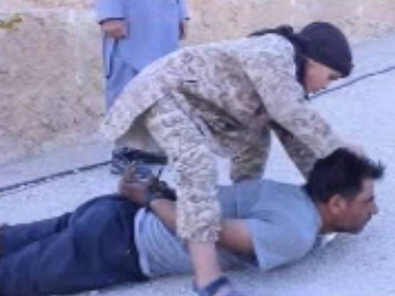 Islámský stát zveřejnil video, na kterém chlapec stíná hlavu vojákovi.