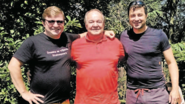 RODINNÉ SETKÁNÍ NA CHATĚ. Michal (vlevo), otec Miroslav a Marek Isteníkovi si mají o čem vyprávět.