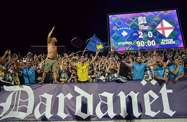 Kosovští fanoušci po vítězném duelu s Faerskými ostrovy.