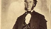 Moses A. Dow ve společnosti "ducha" své asistentky, snímek Williama H. Mumlera