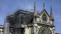 Poničená katedrála Notre-Dame