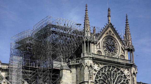 Poničená katedrála Notre-Dame