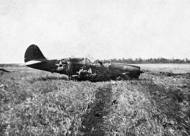Jedna ze zničených jednomotorových amerických stíhaček P-40 Warhawk