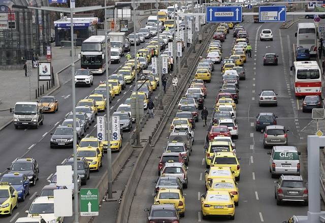 Stovky taxikářů protestovali proti aplikaci Uberu.