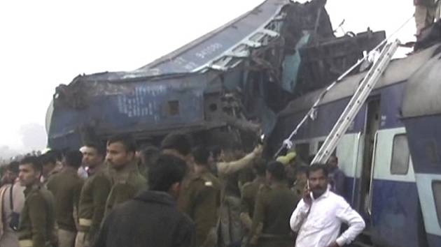 Přinejmenším 107 mrtvých a kolem 200 zraněných si vyžádalo vykolejení čtrnácti vagonů osobního vlaku na severu Indie.