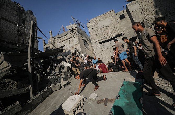 Izrael odpověděl na útoky Hamásu ostřelováním Pásma Gazy.