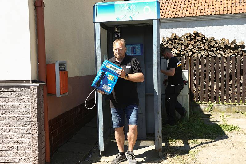 Poslední telefonní budka v ČR byla v Hlubyni u Příbrami demontována ve čtvrtek 17. června.