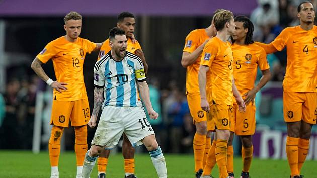 Lionel Messi se raduje před fotbalisty Nizozemska.