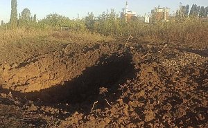 Kráter způsobený dopadem ruské rakety poblíž Jihoukrajinské jaderné elektrárny v Mykolajivské oblasti, 19. září 2022