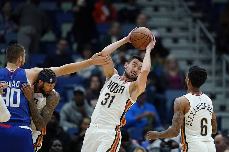 Basketbalista Tomáš Satoranský v dresu New Orleans.