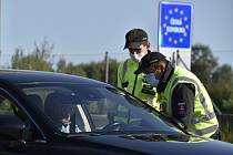 Slovenská policie kontroluje cestující na hraničním přechodu - Slovenští policisté kontrolují řidiče na hraničním přechodu - ilustrační foto.