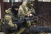 Přes sníženou intenzitu bojů na východě Ukrajiny v poslední době přestřelky mezi proruskými povstalci a vládními silami dál pokračují a podle Kyjeva se situace v pátek večer trochu přiostřila.