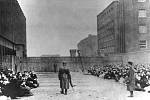 Shromáždění na Umschlagplatz pro deportace do vyhlazovacího tábora Treblinka