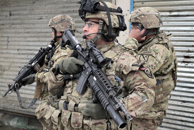 Příslušníci americké armády hlídkují v hlavním městě Afghánistánu Kabulu.