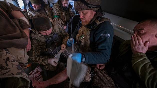 Ošetřování ukrajinského vojáka, který byl zraněn v bojích o Bachmut