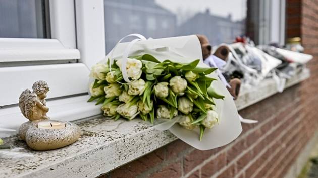 Policie našla tělo čtyřletého Deana Verberckmoese mrtvého. Lidé nosí kytky k domu jeho matky.